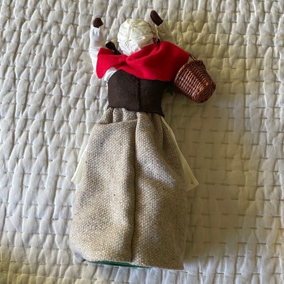 Byers’ Choice 2002 Caroler woman with basket greens spots of rust - Picture 5 of 6